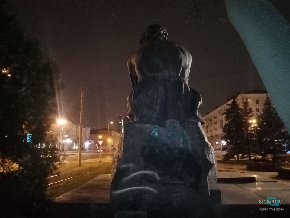 В Днепре памятник Максиму Горькому исписали нецензурной бранью (Фото) - рис. 5