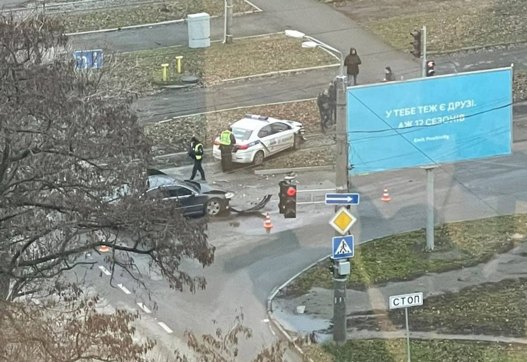 В Днепре на улице Антоновича произошло ДТП с участием авто патрульной полиции - рис. 1
