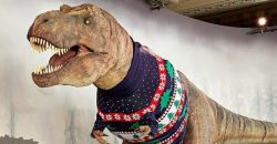 Новогодний тиранозавр: в музее Великобритании ящера нарядили в праздничный свитер - рис. 4