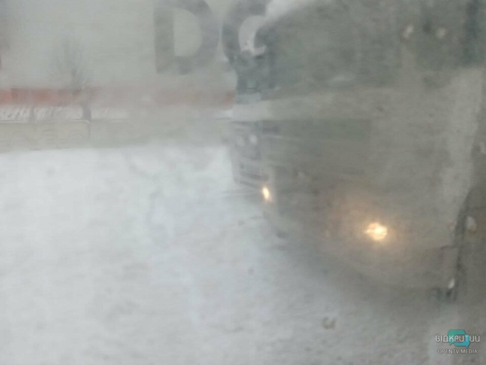 В Днепре на набережной парализовано движение транспорта: фуры застряли в снегу (Фото) - рис. 9