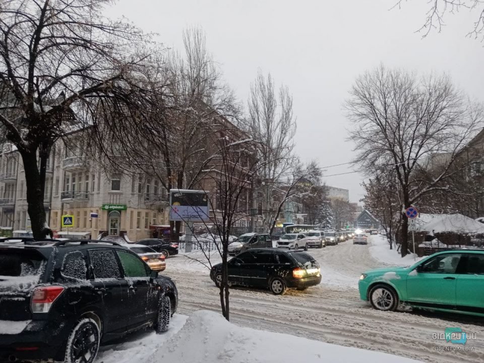 Снегопад в Днепре: движение транспорта в центре города парализовано (Фото) - рис. 12