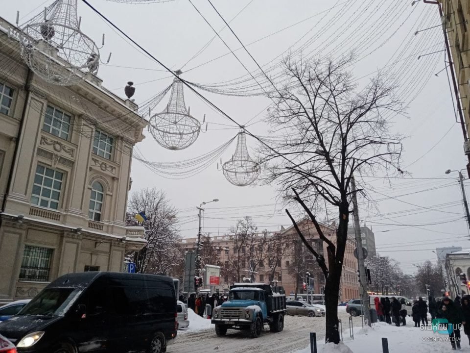 Снегопад в Днепре: движение транспорта в центре города парализовано (Фото) - рис. 2