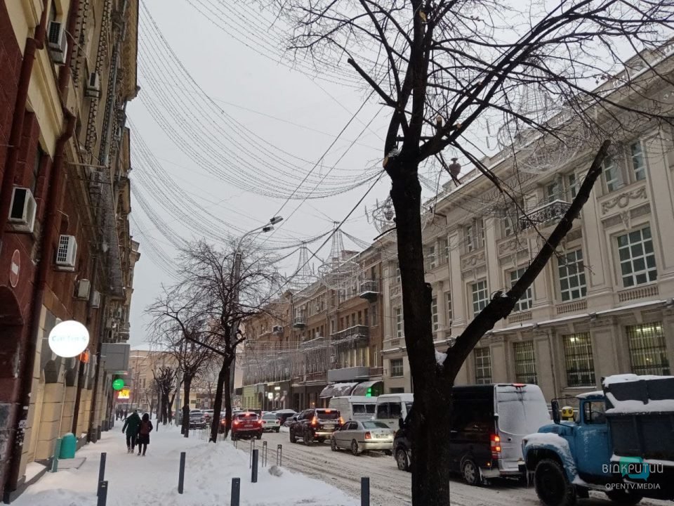 Снегопад в Днепре: движение транспорта в центре города парализовано (Фото) - рис. 8