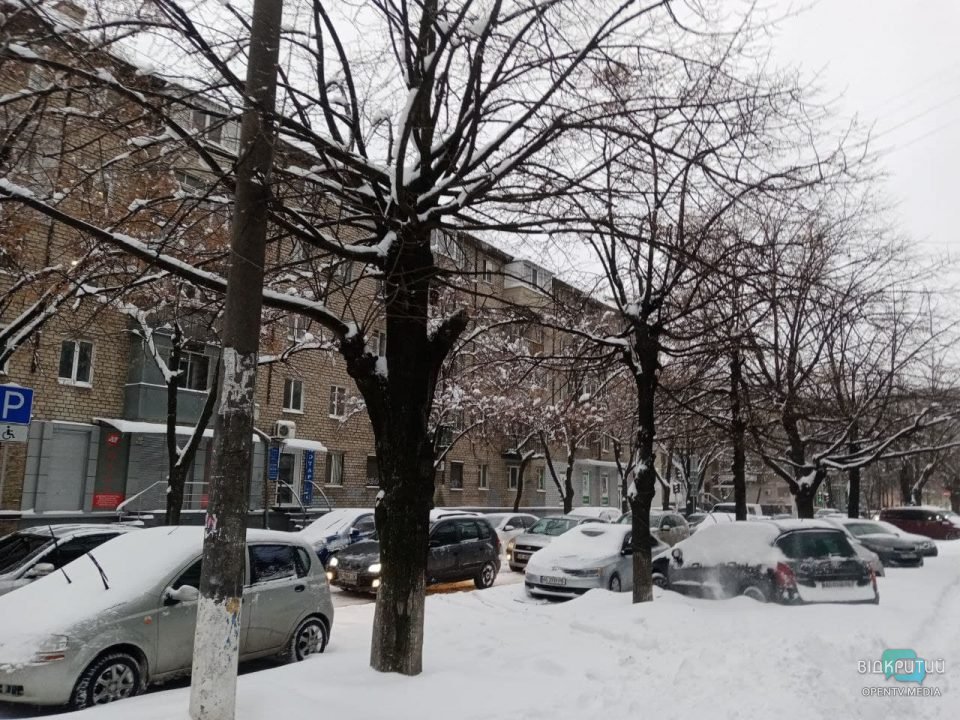 Снегопад в Днепре: движение транспорта в центре города парализовано (Фото) - рис. 7