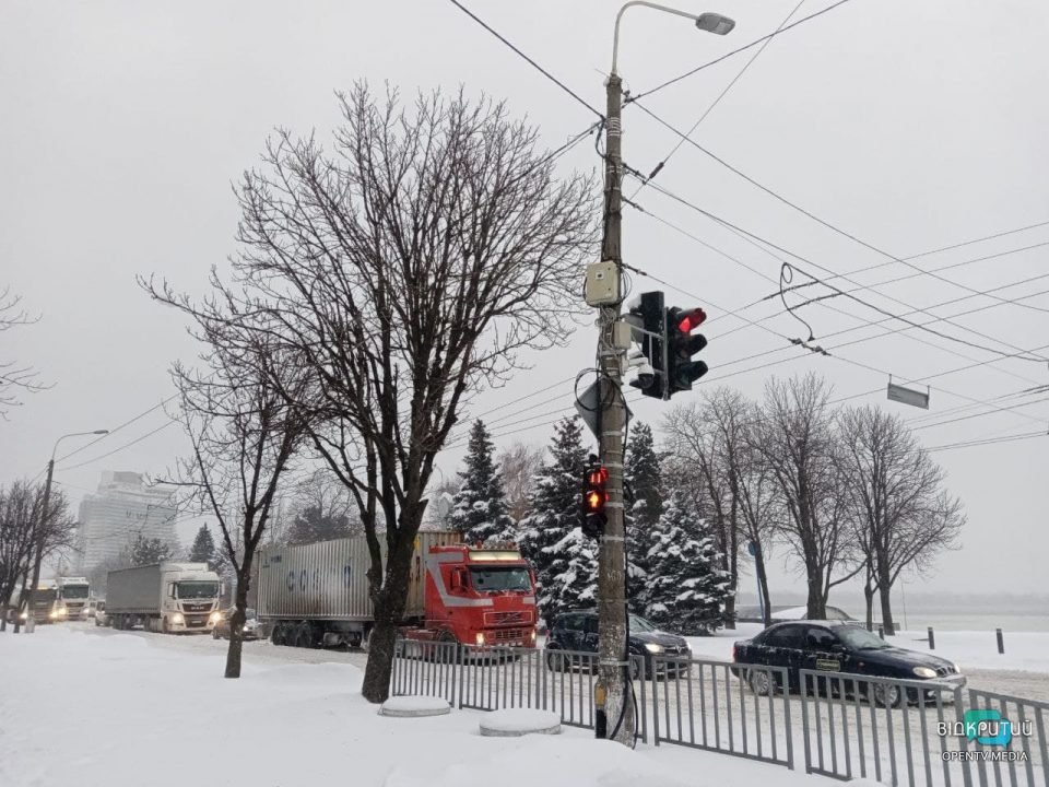 В Днепре на набережной парализовано движение транспорта: фуры застряли в снегу (Фото) - рис. 7