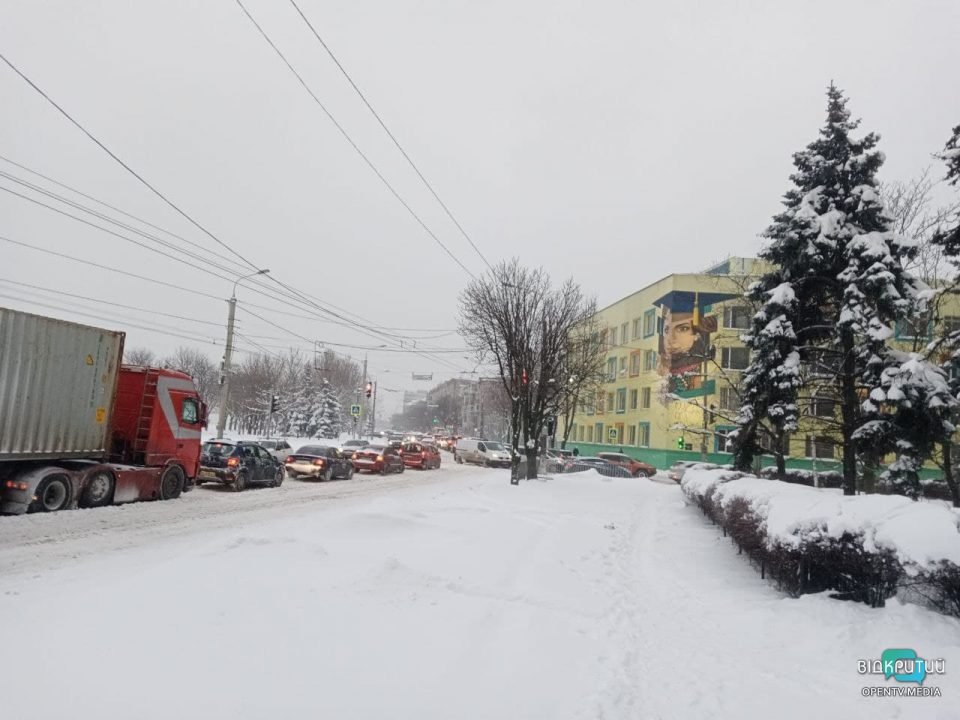 В Днепре на набережной парализовано движение транспорта: фуры застряли в снегу (Фото) - рис. 2