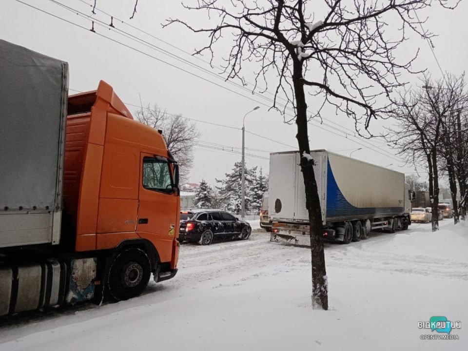 В Днепре на набережной парализовано движение транспорта: фуры застряли в снегу (Фото) - рис. 3