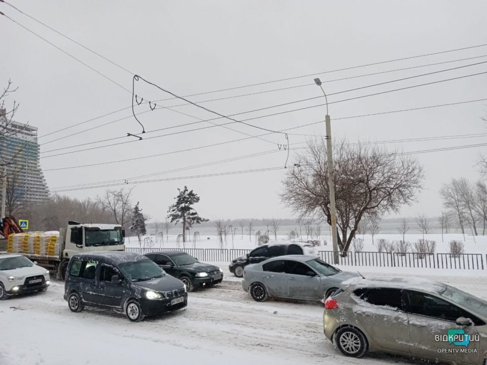 В Днепре на набережной парализовано движение транспорта: фуры застряли в снегу (Фото) - рис. 4