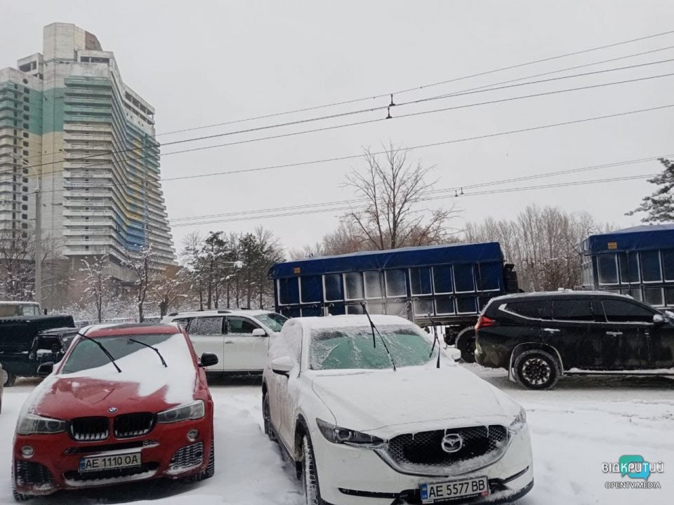 В Днепре на набережной парализовано движение транспорта: фуры застряли в снегу (Фото) - рис. 1