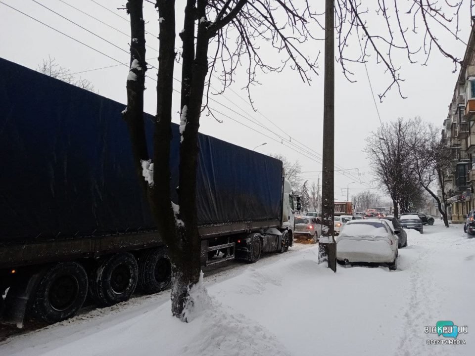 В Днепре на набережной парализовано движение транспорта: фуры застряли в снегу (Фото) - рис. 8