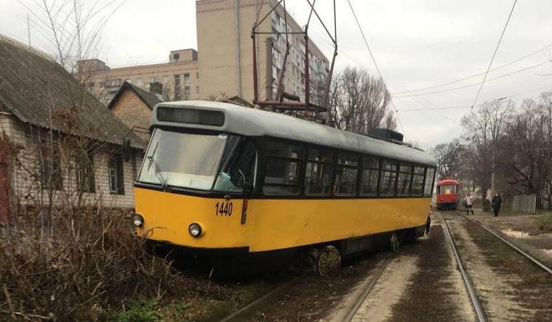 В Днепре трамвай сошел с рельсов (Фото) - рис. 1