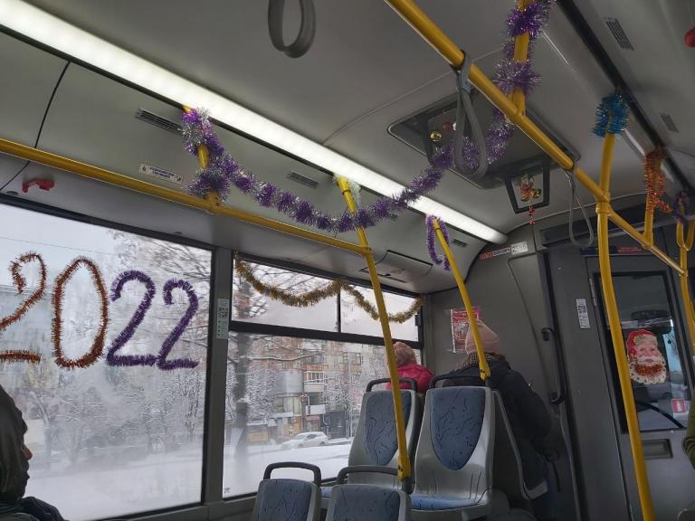 В Днепре местные жители заметили новогодний троллейбус №1 (Фото) - рис. 3