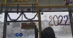 В Днепре местные жители заметили новогодний троллейбус №1 (Фото) - рис. 1