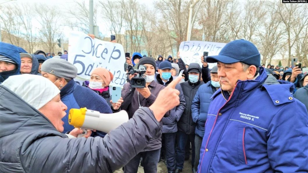 В Казахстане тысячи жителей по всей стране вышли на акции против повышения цены на газ (Видео) - рис. 2