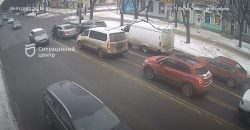 В Днепре пешеход гулял по проезжей части между движущимися авто (Видео) - рис. 5