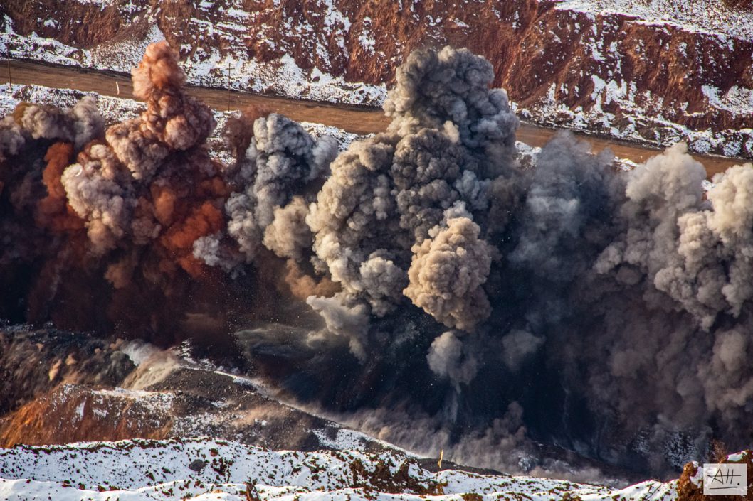 Криворожский фотограф-экстремал запечатлел масштабный взрыв на карьере «Северный» - рис. 1