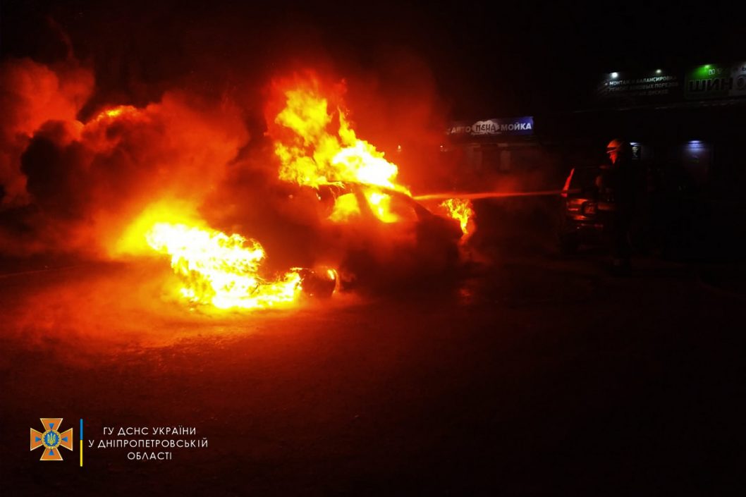 В Днепре на временной парковке дотла сгорел Chevrolet Aveo - рис. 1