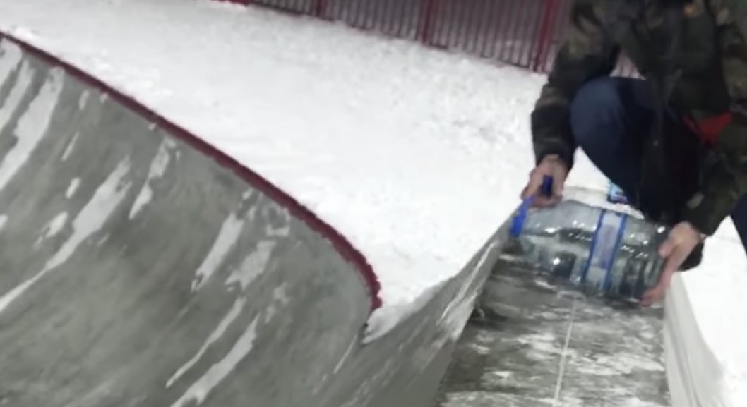В одном из скейт-парков Днепра залили ледяную горку - рис. 1