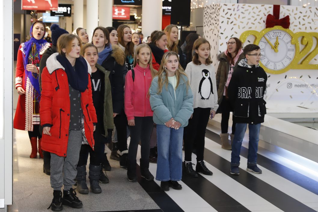 В Днепре 147 воспитанников музыкальных школ спели Щедрик посреди торгового центра (Видео) - рис. 2
