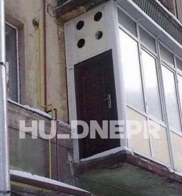 «Экстренный выход»: в Днепре обнаружили необычный балкон с дверью (Фото) - рис. 1