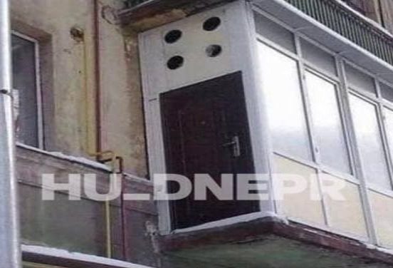 «Экстренный выход»: в Днепре обнаружили необычный балкон с дверью (Фото) - рис. 2