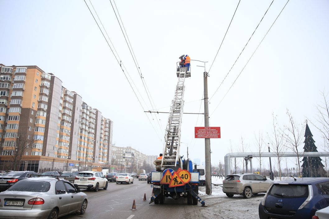 В Днепре на Набережной Победы устанавливают современные LED-светильники - рис. 1