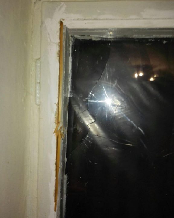 Разбитое окно и прожженые обои: под Днепром феерверк залетел в жилую квартиру - рис. 2
