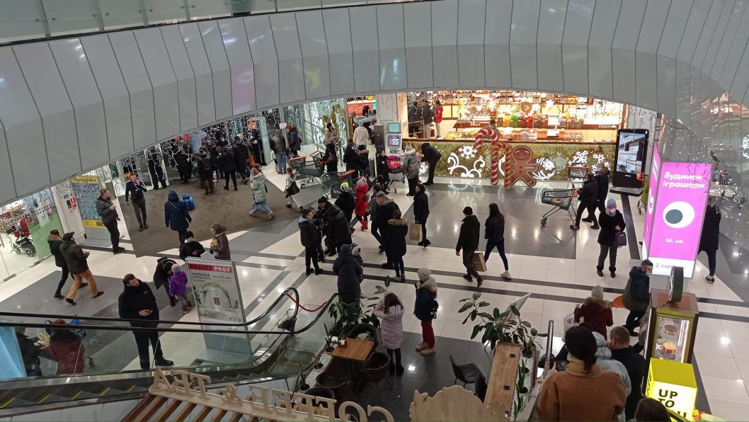 Масштабная эвакуация: в Днепре сообщили о минировании двух торговых центров (Фото) - рис. 1