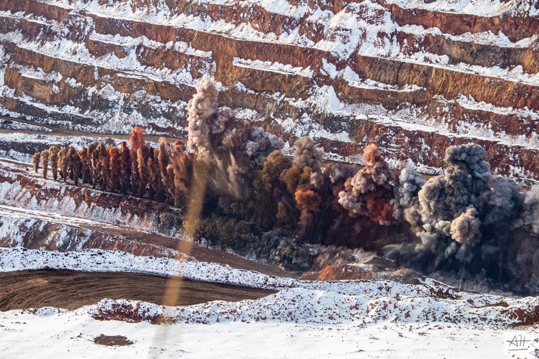 Криворожский фотограф-экстремал запечатлел масштабный взрыв на карьере «Северный» - рис. 3