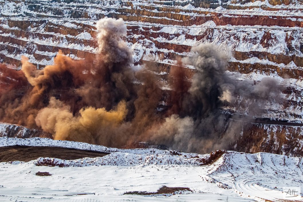 Криворожский фотограф-экстремал запечатлел масштабный взрыв на карьере «Северный» - рис. 6
