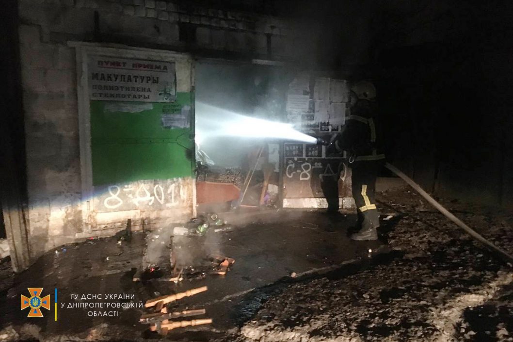 В Каменском пожарные ликвидировали возгорание гаража (Фото) - рис. 2
