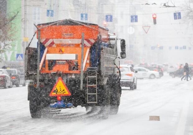 Снегопад в Днепре: коммунальщики продолжают бороться с последствиями непогоды - рис. 1