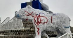 Полиция разыскивает вандалов, которые разрисовали новогодние украшения в Днепре - рис. 1