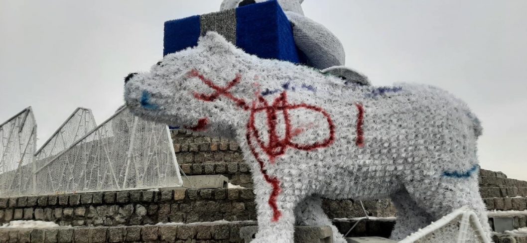 Полиция разыскивает вандалов, которые разрисовали новогодние украшения в Днепре - рис. 1