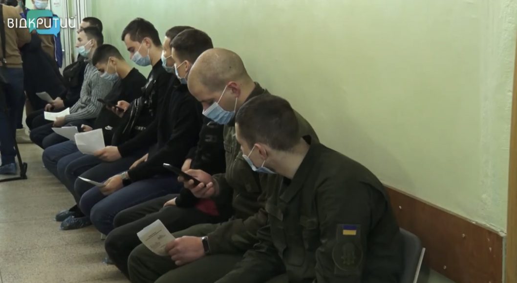 Кровь для раненых солдат: донорами стали более 200 жителей Днепропетровщины - рис. 1