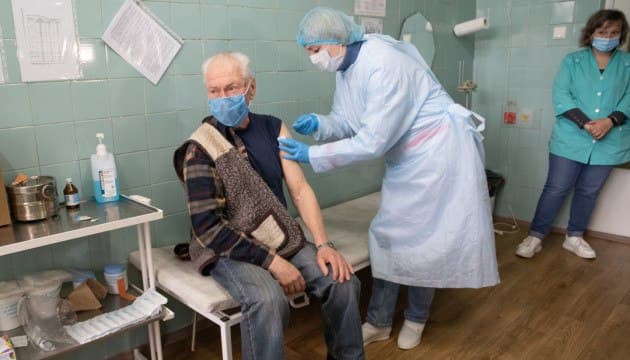 В Украине пенсионерам разрешили делать третью дозу вакцины от Covid-19 через полгода - рис. 1