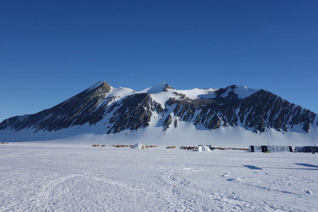 Днепрянки в составе украинской экспедиции покорили самые высокие горы Антарктиды - рис. 1