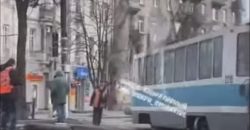 В центре Днепра трамвай сошёл с рельсов - рис. 2