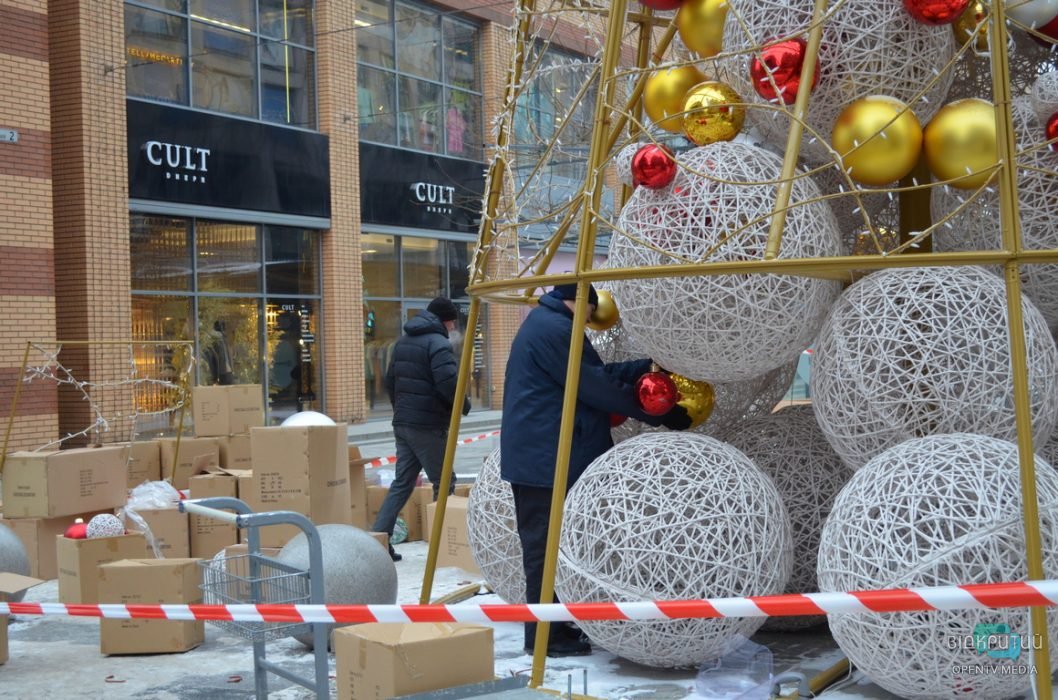В центре Днепра демонтируют украшения и новогоднюю ёлку