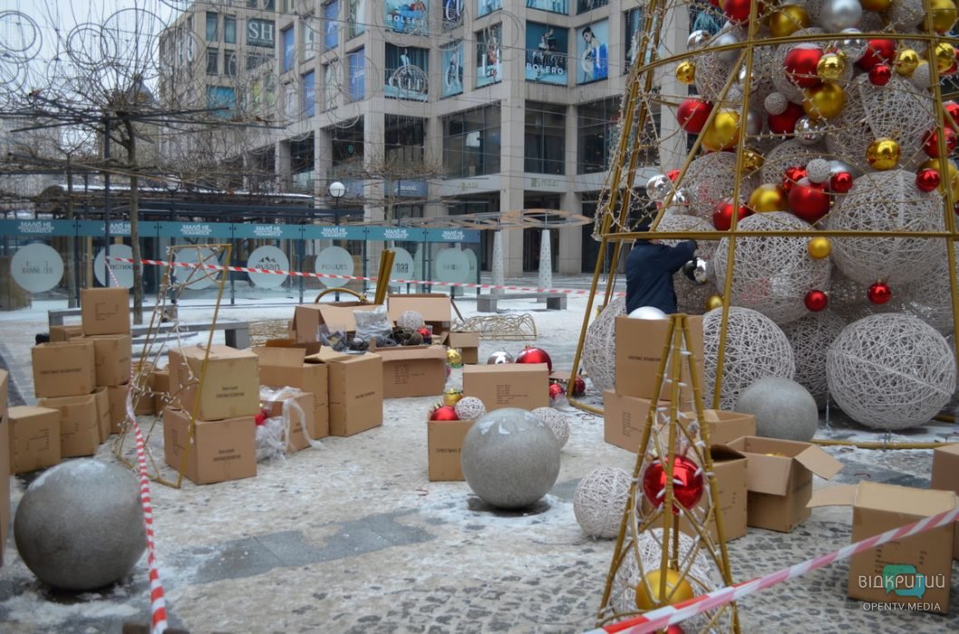 В центре Днепра демонтируют украшения и новогоднюю ёлку