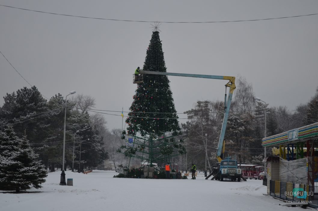 До свиданья, Новый год: в Днепре убирают праздничную елку в парке Глобы (Фото) - рис. 1