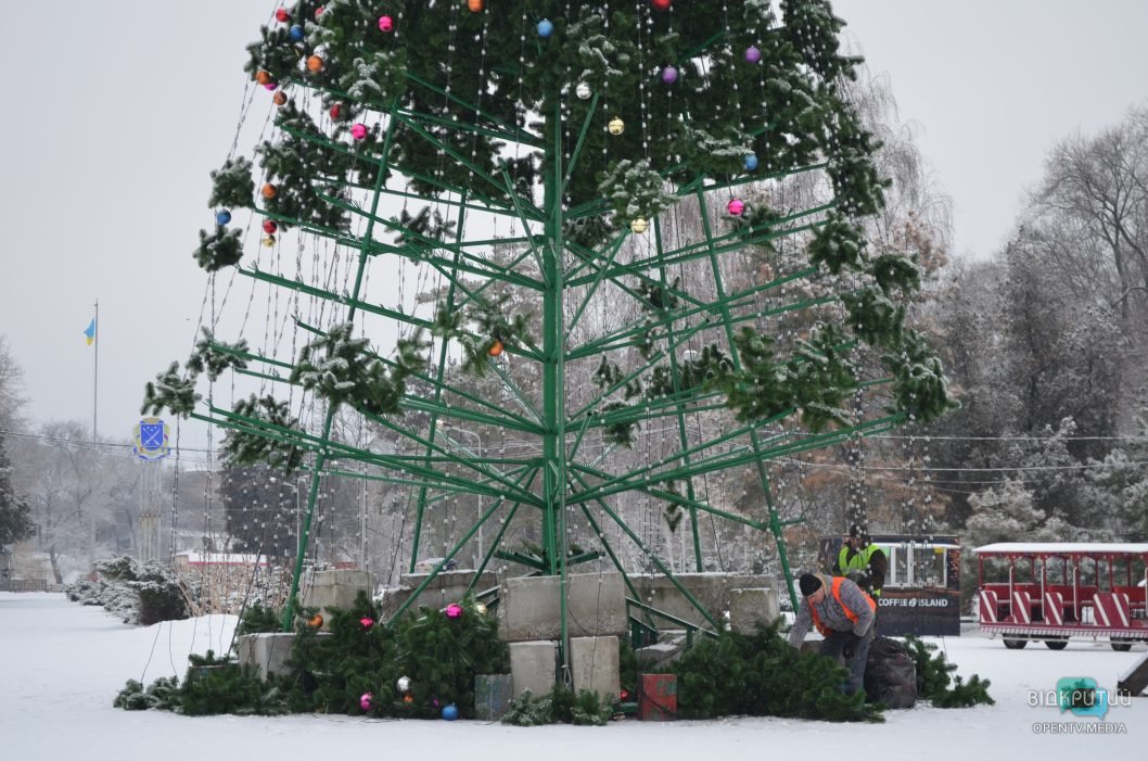 До свиданья, Новый год: в Днепре убирают праздничную елку в парке Глобы (Фото) - рис. 2