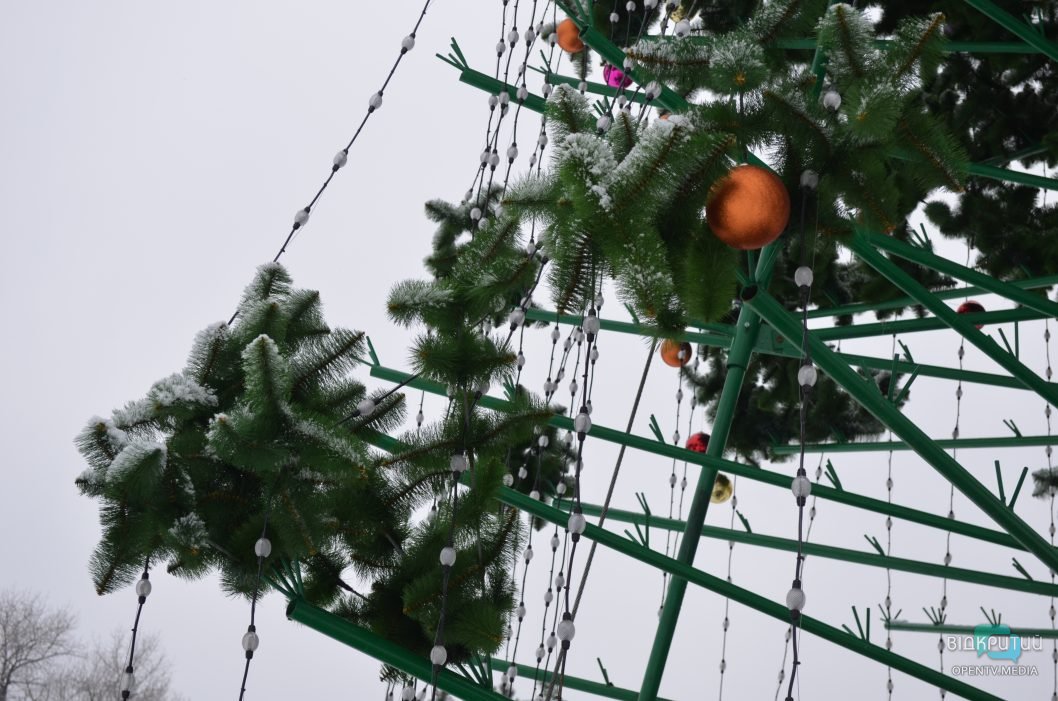 До свиданья, Новый год: в Днепре убирают праздничную елку в парке Глобы (Фото) - рис. 3