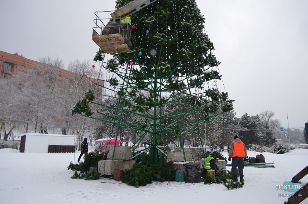 До свиданья, Новый год: в Днепре убирают праздничную елку в парке Глобы (Фото) - рис. 6