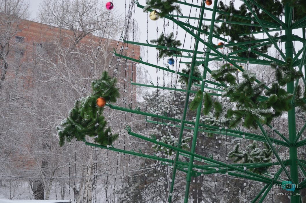 До свиданья, Новый год: в Днепре убирают праздничную елку в парке Глобы (Фото) - рис. 5
