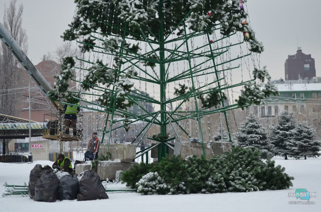 До свиданья, Новый год: в Днепре убирают праздничную елку в парке Глобы (Фото) - рис. 15
