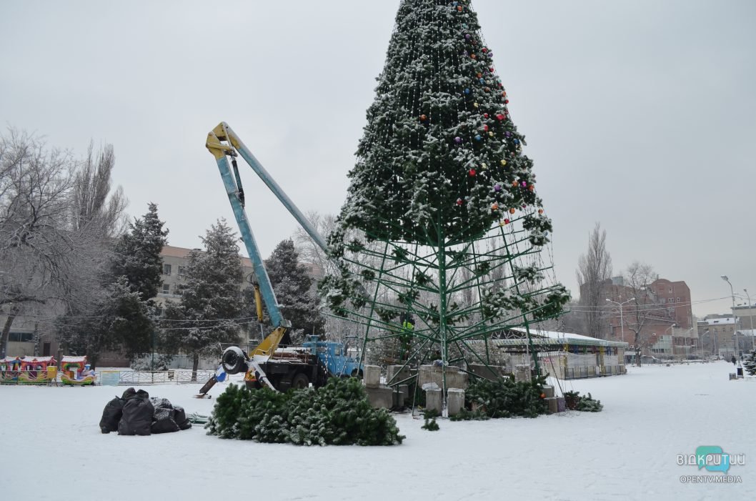 До свиданья, Новый год: в Днепре убирают праздничную елку в парке Глобы (Фото) - рис. 7