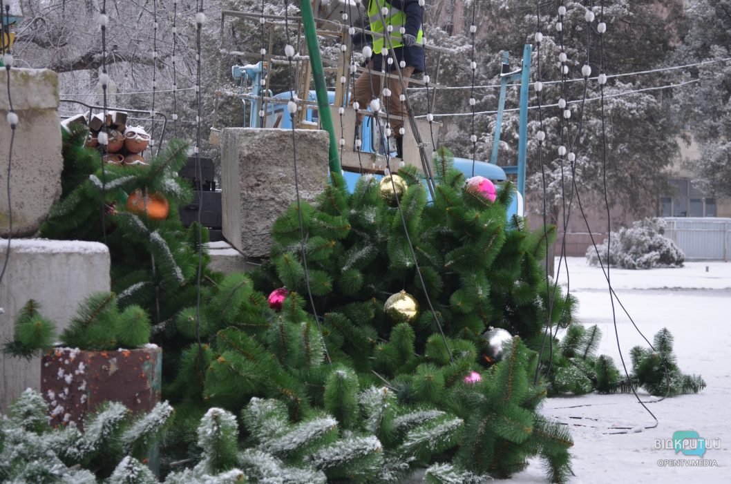 До свиданья, Новый год: в Днепре убирают праздничную елку в парке Глобы (Фото) - рис. 17