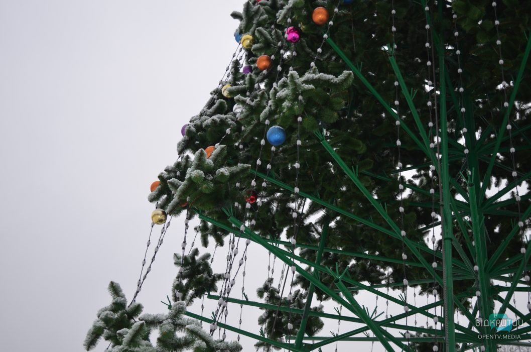 До свиданья, Новый год: в Днепре убирают праздничную елку в парке Глобы (Фото) - рис. 19