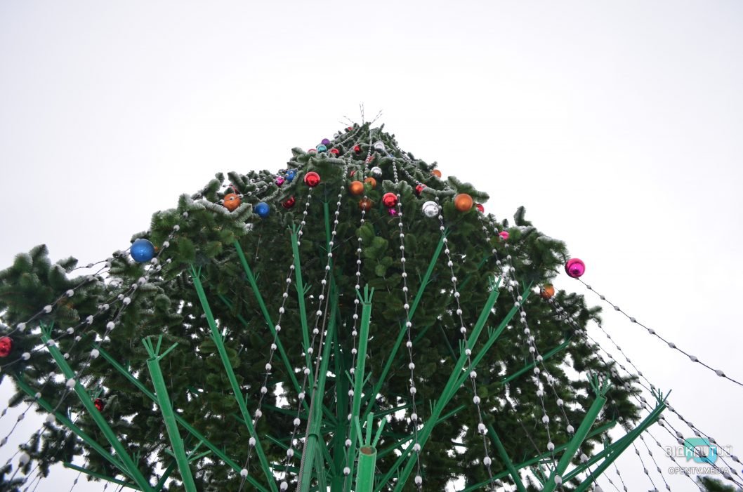 До свиданья, Новый год: в Днепре убирают праздничную елку в парке Глобы (Фото) - рис. 20